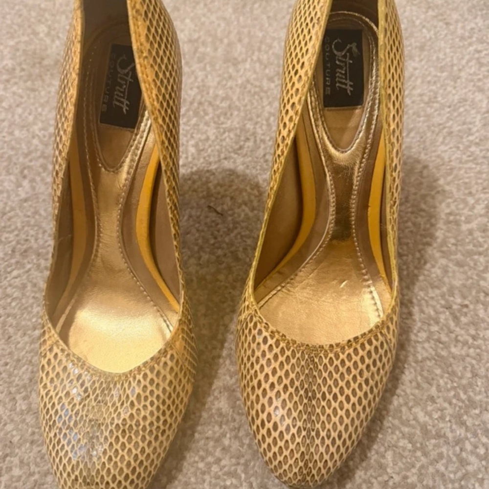 Stylish Gold Textured Heels